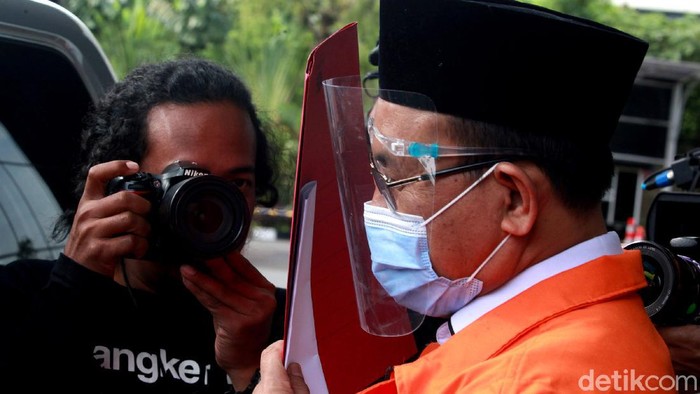 Bupati Nonaktif Muara Enim Tutup Wajah Pakai Map Usai Diperiksa KPK Bupati Nonaktif Muara Enim Juarsah diperiksa KPK. Usai diperiksa, tersangka suap proyek jalan di Dinas PUPR Kabupaten Muara Enim itu tutupi wajah pakai map.