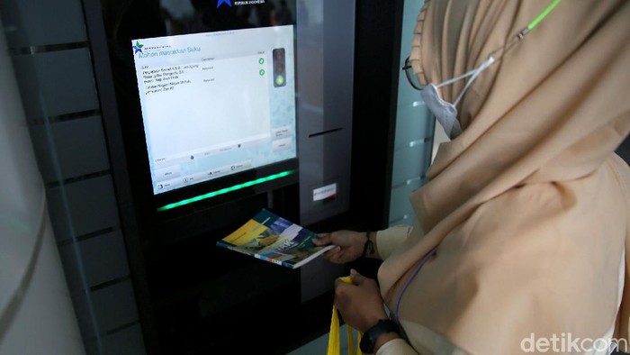 Cegah Corona, Ada Layanan Pengembalian Buku Mandiri di Perpusnas Perpustakaan nasional sediakan layanan pengembalian buku mandiri untuk pengunjung. Layanan itu diharapkan dapat membantu pencegahan penyebaran virus Corona.