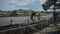 Pembangunan lintasan sirkuit MotoGP Mandalika terus berlangsung meski di masa pandemi virus Corona yang tengah melanda RI.