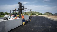 Pembatasan tenaga kerja karena harus mengikuti protokol kesehatan, hingga telatnya material bangunan karena ada pembatasan wilayah membuat pembangunan tersebut sempat molor.