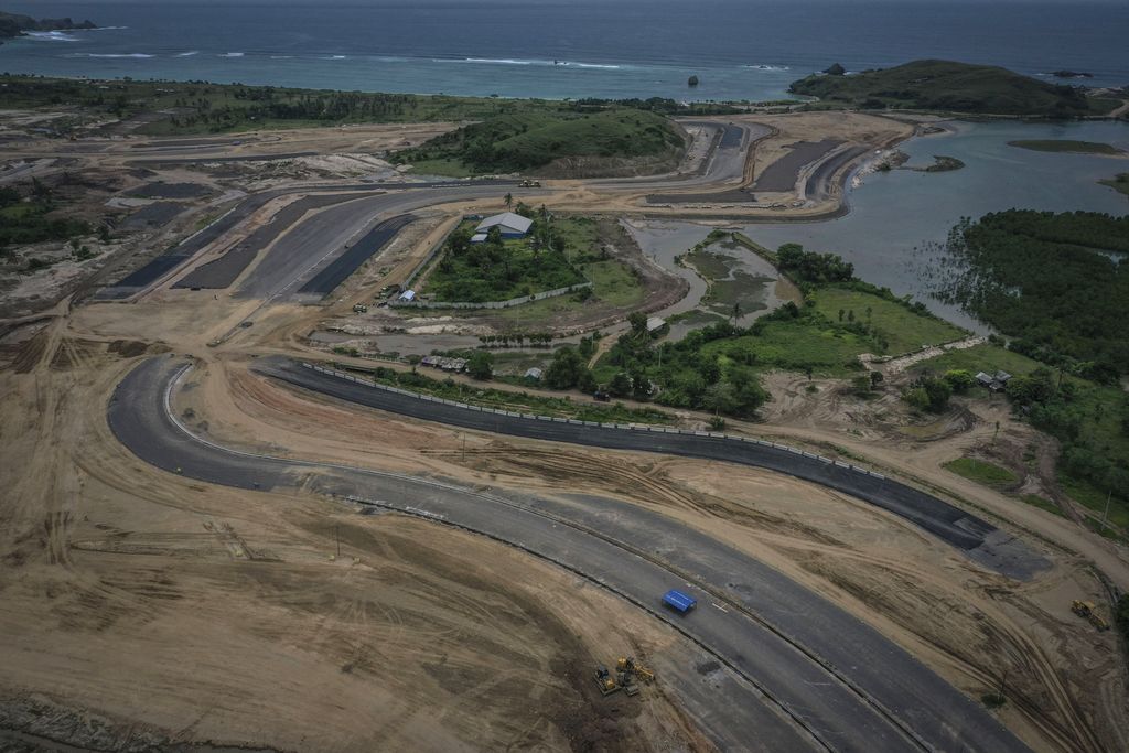 Pembangunan lintasan sirkuit MotoGP Mandalika terus dikebut di masa pandemi COVID-19. Pembangunan sirkuit MotoGP itu ditargetkan rampung pertengahan tahun 2021.