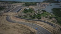Begini penampakan dari udara pembangunan lintasan sirkuit proyek Mandalika International Street Circuit di Kawasan Ekonomi Khusus (KEK) Mandalika, Pujut, Praya, Lombok Tengah, Nusa Tenggara Barat.
