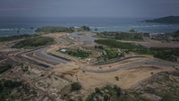 Foto udara pembangunan lintasan sirkuit proyek Mandalika International Street Circuit di Kawasan Ekonomi Khusus (KEK) Mandalika, Pujut, Praya, Lombok Tengah, Nusa Tenggara Barat, Kamis (4/3/2021).