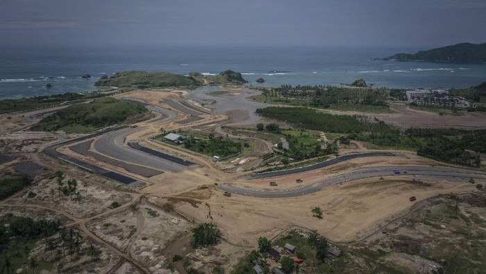 Pembangunan lintasan sirkuit MotoGP Mandalika terus dikebut di masa pandemi COVID-19. Pembangunan sirkuit MotoGP itu ditargetkan rampung pertengahan tahun 2021.