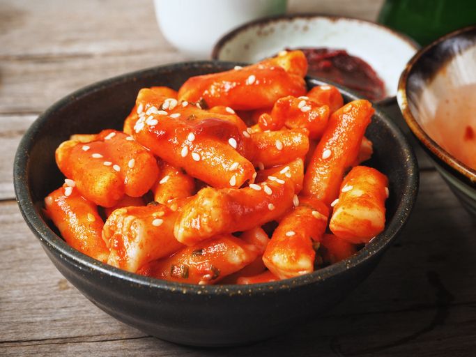 Es krim umumnya dibuat dengan varian rasa manis lembut, namun produsen es krim di Korea Selatan menawarkan rasa unik yaitu tteokbokki pedas. Gimana ya rasanya?