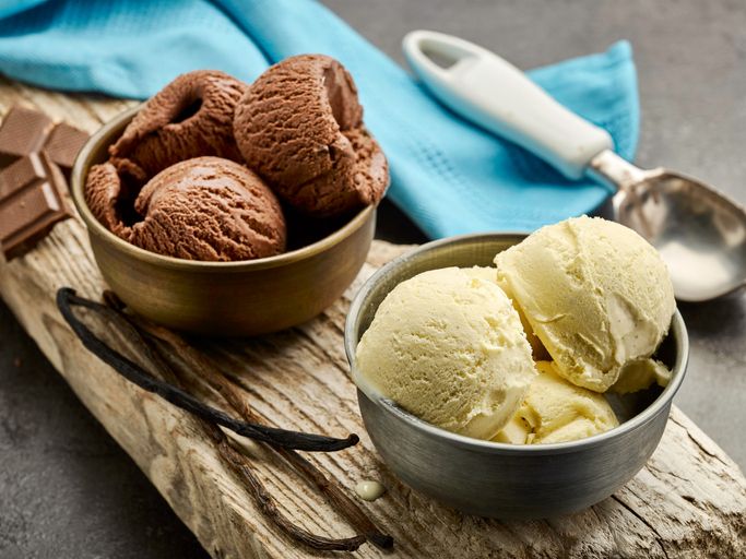 Es krim umumnya dibuat dengan varian rasa manis lembut, namun produsen es krim di Korea Selatan menawarkan rasa unik yaitu tteokbokki pedas. Gimana ya rasanya?