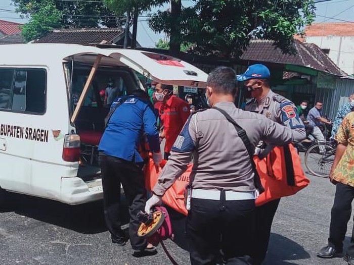 Evakuasi ibu dan anak korban kecelakaan di Sragen, Kamis (4/3/2021).