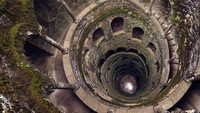 Semegah-megahnya jalur irigasi tetap berlumut di Quinta Da Regaleira, Portugal.