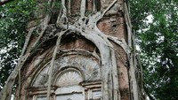 Kuil Siwa yang dibungkus erat oleh Pohon Bodhi di Bangladesh.