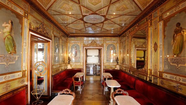 Caffe Florian terkenal dengan teras luar ruangan yang luas dan interior bergaya abad ke 18, dihiasi dengan beludru merah dan cermin berlapis emas. (Caffe Florian) Caffe Florian terkenal dengan teras luar ruangan yang luas dan interior bergaya abad ke 18, dihiasi dengan beludru merah dan cermin berlapis emas. (Caffe Florian)