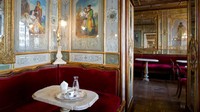 Walau terancam tutup, Caffe Florian kini terus bertahan. Kafe tetap buka, namun pengunjung dilarang makan di tempat. (Caffe Florian)