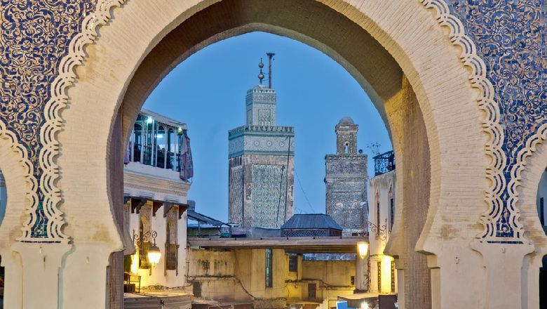 Bab Bou Jeloud gate atau Gerbang Biru di Fez, Maroko