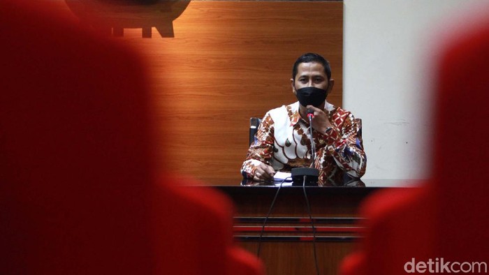 Ketua Komisi Yudisial (KY) Mukti Fajar Nur Dewata menyambangi gedung KPK. KY meminta KPK ikut memantau proses rekrutmen calon hakim agung seperti menelisik LHKPN.