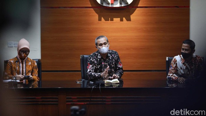 Ketua Komisi Yudisial (KY) Mukti Fajar Nur Dewata menyambangi gedung KPK. KY meminta KPK ikut memantau proses rekrutmen calon hakim agung seperti menelisik LHKPN.