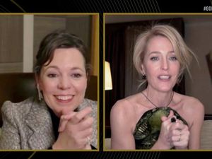 Viral Reaksi Olivia Colman Usai Kalah dari Emma Corrin di Golden Globe 2021