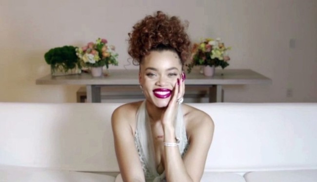 Andra juga tertawa saat disebut bertukar nomer telepon dengan Brad Pitt. “Oh my gosh, kami tidak pernah bertemu,” tegasnya. Foto: NBC