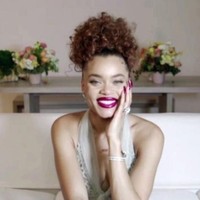 Andra juga tertawa saat disebut bertukar nomer telepon dengan Brad Pitt. “Oh my gosh, kami tidak pernah bertemu,” tegasnya. Foto: NBC