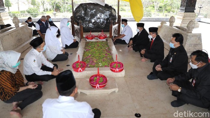 Gubernur Khofifah Ziarah Bersama Bupati-Wakil Bupati dan Walikota-Wakil Walikota Blitar Ke -  Makam Bung Karno usai sertijab