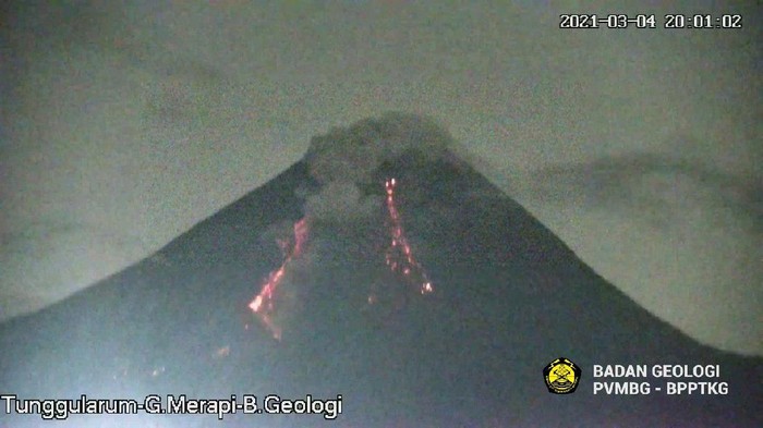 Gunung Merapi erupsi dan mengeluarkan awan panas guguran sejauh 1,3 kilometer, Kamis (4/3/2021).