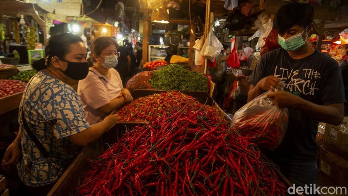 Harga Cabai Rawit di Ibu Kota Pedas Menggigit Harga cabai rawit di berbagai wilayah termasuk Jakarta tengah jadi sorotan. Pasalnya harganya naik salah satunya akibat cuaca buruk yang melanda Tanah Air.