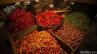 Cuaca buruk yang melanda berbagai wilayah Indonesia berdampak pada harga cabai rawit. Di Pasar Senen, Jakarta, salah satunya, harga cabai rawit menembus Rp 120 ribu.