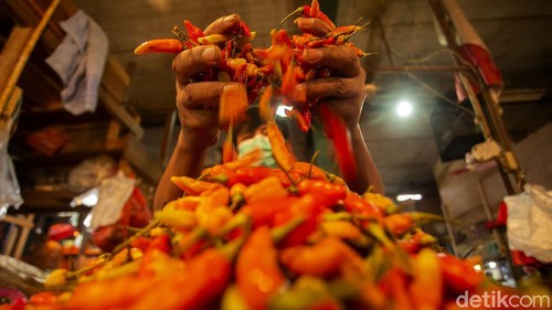 Harga cabai rawit di berbagai wilayah termasuk Jakarta tengah jadi sorotan. Pasalnya harganya naik salah satunya akibat cuaca buruk yang melanda Tanah Air.
