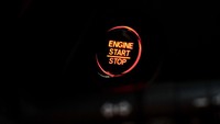 Tak hanya itu, masih ada fitur menarik lain seperti One Push Ignition System, Cruise Control, Audio Steering Switch dan Hands-free Telephone (HFT) Switch with Voice Recognition. Semua fitur tersebut dilengkapi Leather Door Lining with Red Stitches pada pintu samping, Setir, dan Shift Knob. Foto: Dok. HPM