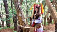 Destinasi ini sangat cocok menjadi tempat para traveler untuk bersantai, sambil menikmati sensasi segarnya udara khas pegunungan, di bawah rindangnya rimbun daun pinus.