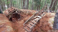 Pengelola hutan pinus Lenong menyiapkan sejumlah spot foto bernuansa alam, salah satunya goa sepanjang puluh meter yang terbuat dari rumput ilalang, serta jembatan bambu sepanjang puluhan meter yang bisa traveler lewati saat menjelajah kawasan hutan pinus ini.