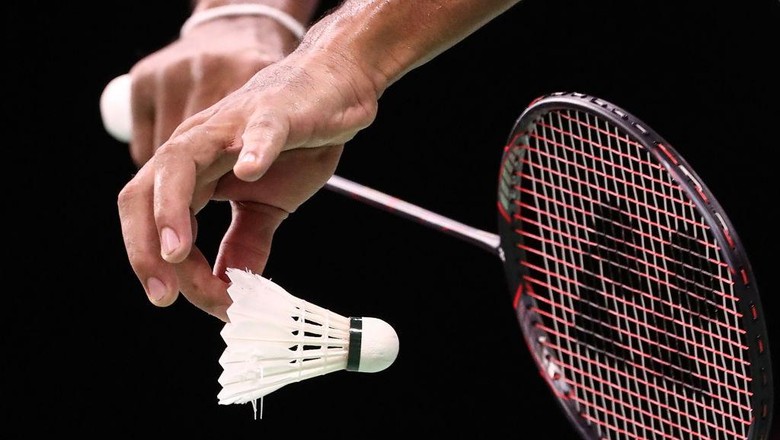 Ilustrasi Bulutangkis GOLD COAST, AUSTRALIA - APRIL 05: A detail view of a badminton raquet and shuttlecock during the Badminton Mixed Team Group Play Stage - Group A on day one of the Gold Coast 2018 Commonwealth Games at Carrara Sports and Leisure Centre on April 5, 2018 on the Gold Coast, Australia. (Photo by Scott Barbour/Getty Images)