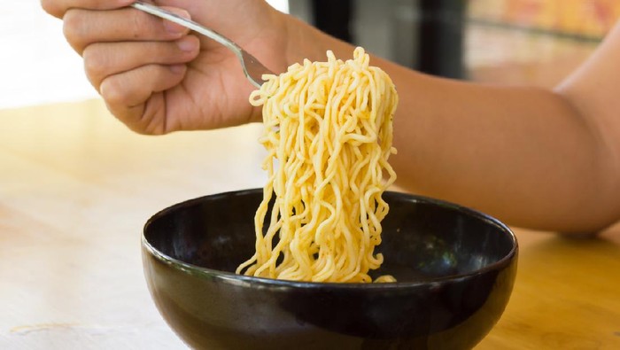Ilustrasi Makan Mi Instan a bowl of noodles