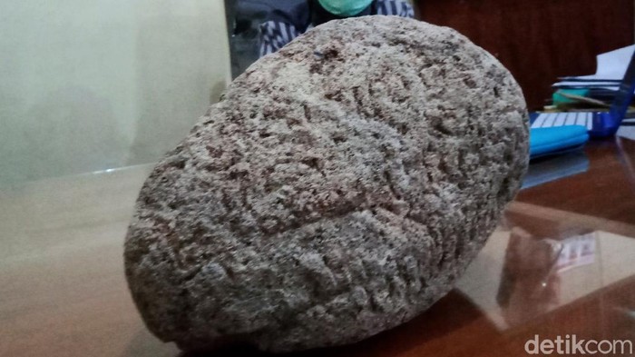 Sebuah batu misterius yang berukir mirip tulisan bikin heboh warga Klaten, Jawa Tengah. Batu itu diketahui ditemukan di aliran sungai di persawahan Klaten.