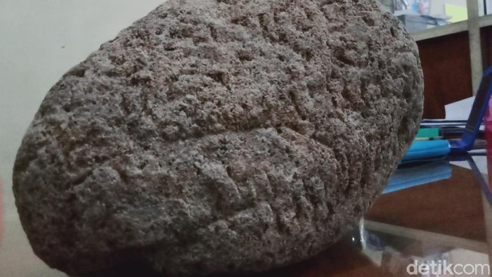 Sebuah batu misterius yang berukir mirip tulisan bikin heboh warga Klaten, Jawa Tengah. Batu itu diketahui ditemukan di aliran sungai di persawahan Klaten.