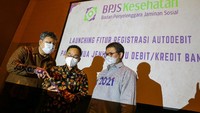 Hadir (kanan ke kiri) Arief Witjacksono Juwono Putro, Direktur Keuangan dan Investasi BPJS; Richmond Aldien, Chief Compliance and Regulatory Officer DOKU dan Rama Prahara, Chief Product Digital Services Officer DOKU memperlihatkan aplikasi Mobile JKN dan DOKU e-Wallet. Foto: Istimewa.