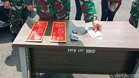 Adapun barang bukti yang dilimpahkan berupa satu unit mobil sedan hitam, dua pelat merah TNI palsu, serta surat-surat kendaraan.