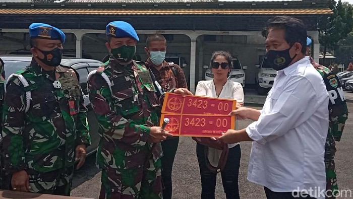 Denpom III/5 Bandung menemukan pemilik mobil berpelat dinas palsu TNI yang viral di TikTok. Wanita itu dijemput untuk dilakukan penyelidikan.