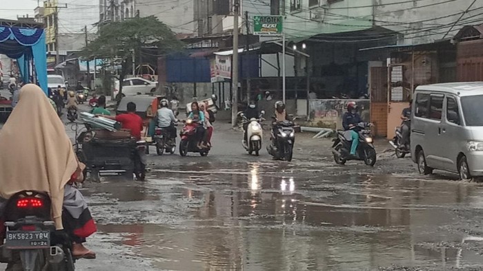Jalan rusak di Rantauprapat (Ahmad FIM-detikcom)