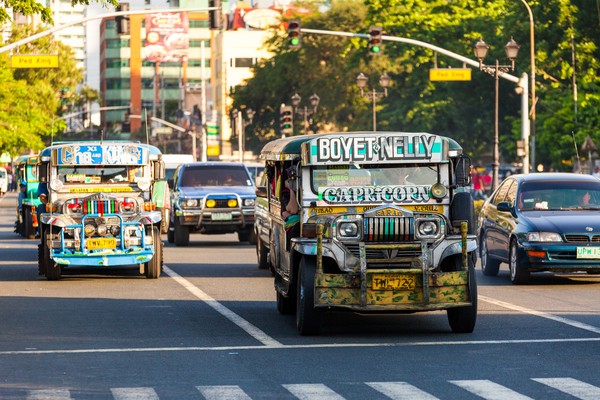Sejarahnya, Jeepney tergabung dari dua kata dalam bahasa Inggris. Jeep yang berarti mobil jeep dan kney yang berarti lutut. Di dalam Jeepney lutut para penumpang saling bertemu karena duduknya berhadapan, karena itulah kenapa mobil ini disebut Jeepney. (iStock) Sejarahnya, Jeepney tergabung dari dua kata dalam bahasa Inggris. Jeep yang berarti mobil jeep dan kney yang berarti lutut. Di dalam Jeepney lutut para penumpang saling bertemu karena duduknya berhadapan, karena itulah kenapa mobil ini disebut Jeepney. (iStock)