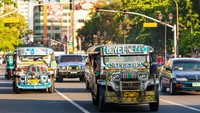 Sejarahnya, Jeepney tergabung dari dua kata dalam bahasa Inggris. Jeep yang berarti mobil jeep dan kney yang berarti lutut. Di dalam Jeepney lutut para penumpang saling bertemu karena duduknya berhadapan, karena itulah kenapa mobil ini disebut Jeepney. (iStock)