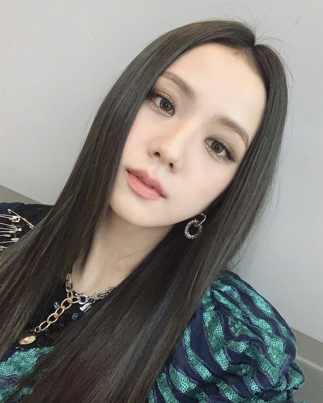 Berdasarkan hasil survei yang dilakukan Nubia Magazine, Jisoo BLACKPINK menjadi wanita tercantik di dunia yang mengalahkan sejumlah artis cantik seperti Dilraba Dilmurat (5), Tzuyu TWICE (2), Lisa BLACKPINK (3), Bella Hadid (9), dan Ariana Grande (6). Foto: dok. ELLE Korea