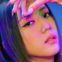 Dokter bedah plastik asal Amerika Serikat, Lorry Hill juga pernah menganalisa wajah Jisoo BLACKPINK. Menurutnya, idol KPop ini tak melakukan operasi plastik pada wajahnya. Foto: dok. YG Entertainment