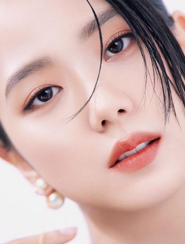 Dokter Min Hee Joon yang dikenal sebagai dokter bedah plastik populer di Korea, merilis video analisa idol KPop dengan wajah tercantik. Mereka adalah Seulgi Red Velvet, Jisoo BLACKPINK, Naeun April, Arin Oh My Girl, dan Jihyo TWICE. Dari kelimanya, dia menilai Jisoo BLACKPINK punya wajah tercantik. Foto: dok. Dior Beauty