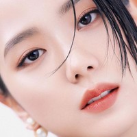 Dokter Min Hee Joon yang dikenal sebagai dokter bedah plastik populer di Korea, merilis video analisa idol KPop dengan wajah tercantik. Mereka adalah Seulgi Red Velvet, Jisoo BLACKPINK, Naeun April, Arin Oh My Girl, dan Jihyo TWICE. Dari kelimanya, dia menilai Jisoo BLACKPINK punya wajah tercantik. Foto: dok. Dior Beauty