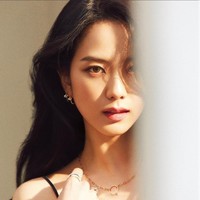 Kecantikan Jisoo diakui para member BLACKPINK. Dalam acara Access Showbiz Tonight, Jennie BLACKPINK menyebutnya sebagai face genius.  Foto: dok. ELLE Korea