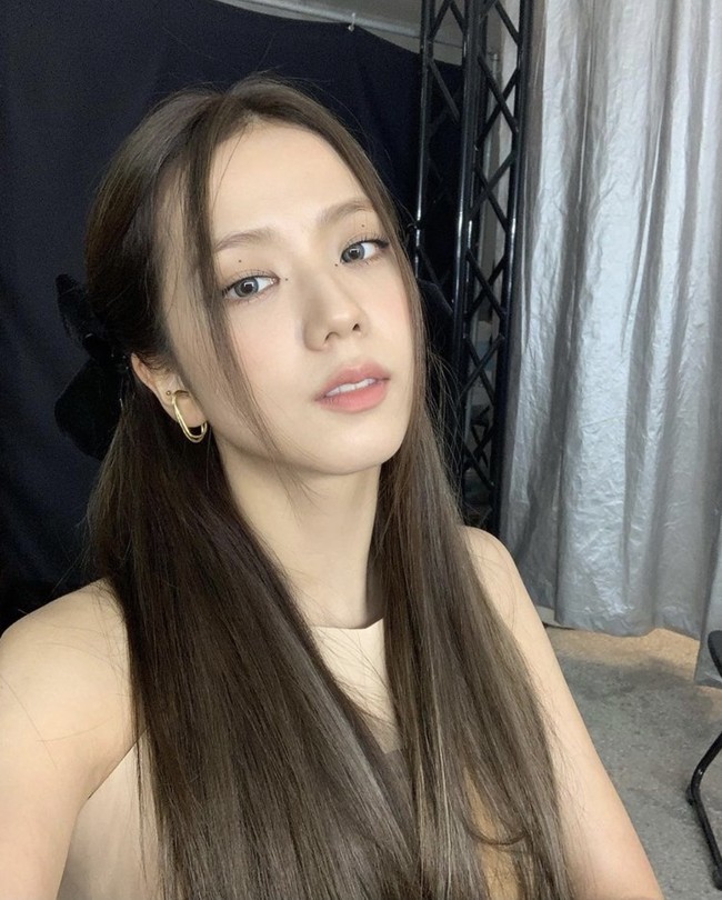 Komedian Korea, Kim Gu Ra menyebut wajah Jisoo BLACKPINK cocok dengan imej SM Entertainment. Faktanya, ia pernah menolak tawaran agensi itu karena telah bergabung dengan YG Entertainment. Foto: Instagram sooyaaa__