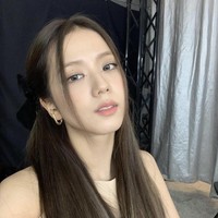 Komedian Korea, Kim Gu Ra menyebut wajah Jisoo BLACKPINK cocok dengan imej SM Entertainment. Faktanya, ia pernah menolak tawaran agensi itu karena telah bergabung dengan YG Entertainment. Foto: Instagram sooyaaa__