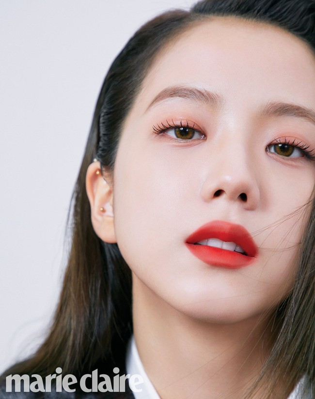 Dokter bedah plastik Korea itu menyebut, wajah Jisoo BLACKPINK punya harmoni antara kecantikan barat dan timur. Ia memiliki mata yang besar, dengan kelopak ganda berukuran sempurna. Foto: dok. Marie Claire