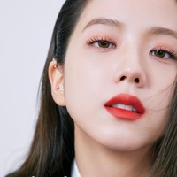 Dokter bedah plastik Korea itu menyebut, wajah Jisoo BLACKPINK punya harmoni antara kecantikan barat dan timur. Ia memiliki mata yang besar, dengan kelopak ganda berukuran sempurna. Foto: dok. Marie Claire