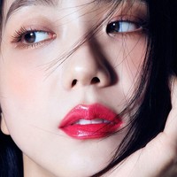 Sebelum debut, kecantikan Jisoo BLACKPINK telah diperbicangkan netizen Korea. Ia dibilang mirip dengan Eugene, bintang The Penthouse 2 dan visual grup legendaris S.E.S. Foto: dok. Vogue Korea
