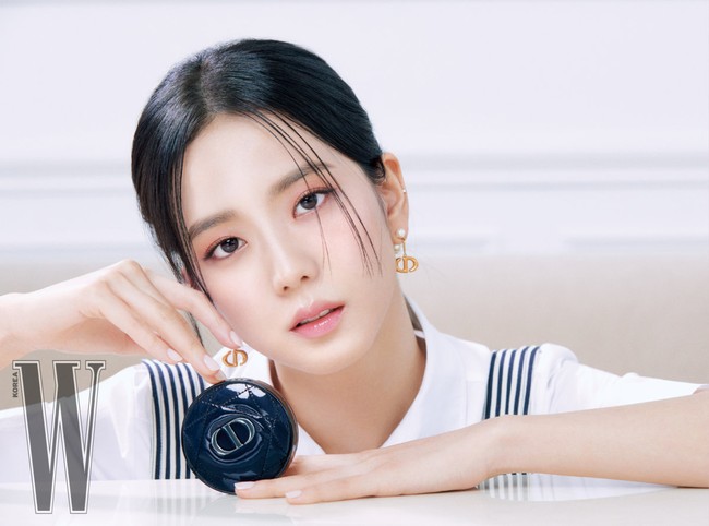 Pada Desember 2019, Jisoo BLACKPINK terpilih sebagai ambassador merek kosmetik Dior, yaitu Dior Beauty. Ia pun ditunjuk sebagai model pertama project digital Cartier, Pasha de Cartier. Foto: dok. W Korea
